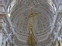 Kościół św. Piotra i Pawła w Wilnie - kryształowy żyrandol w kształcie łodzi